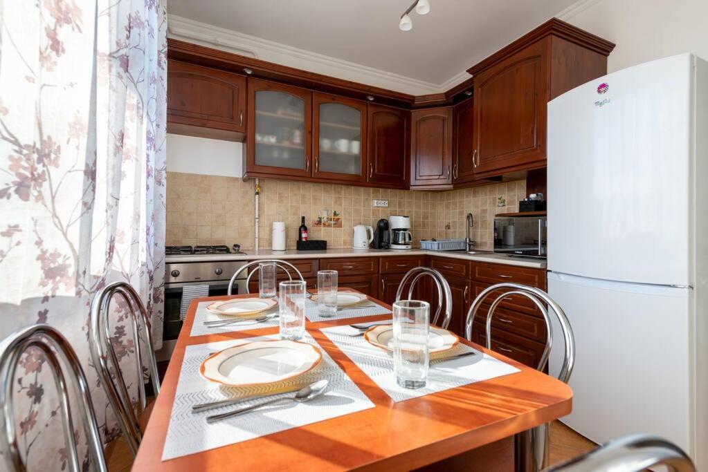 ブダペストSpacious And Bright Flat Between Airport & Centerアパートメント エクステリア 写真